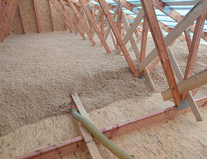 Zateplení dřevostavby pomocí dřevovláknité foukané izolace